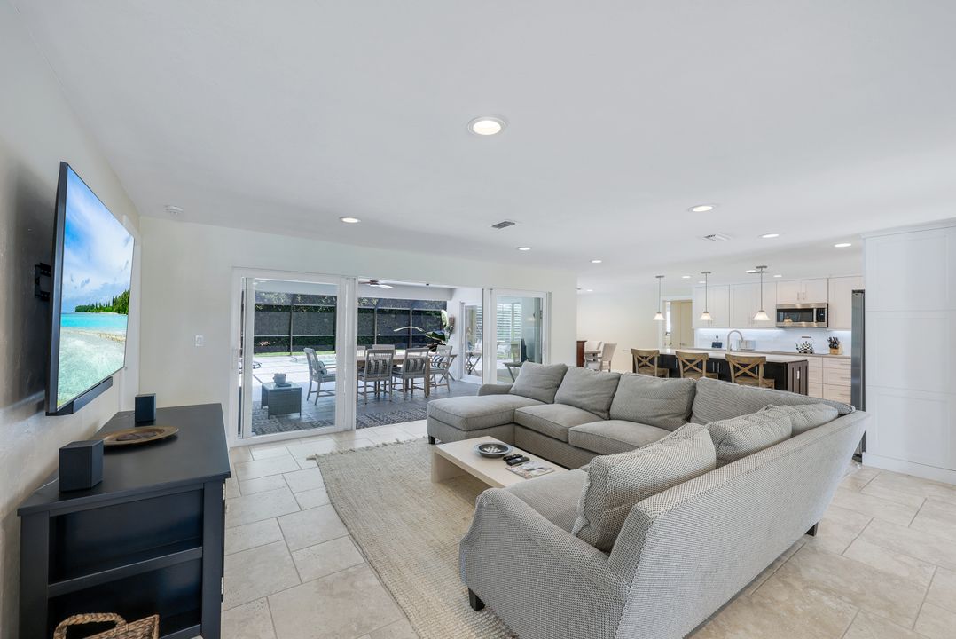 725 Old Trail Dr, Naples, FL 34103