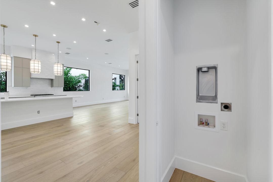 513 92nd Ave N, Naples, FL 34108