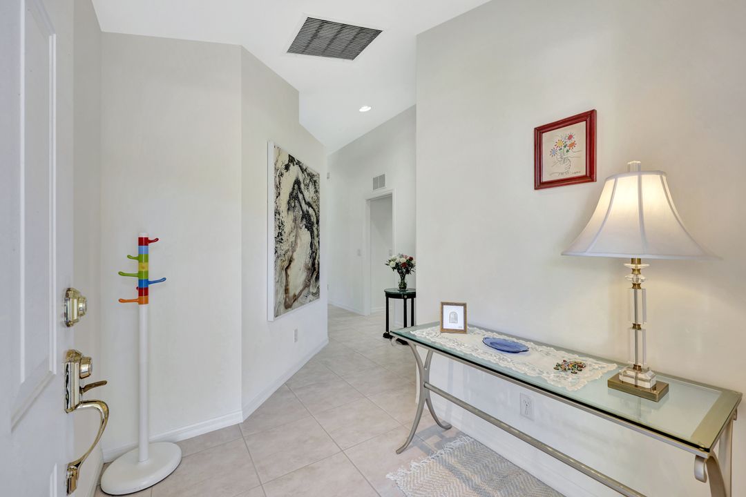 4910 Europa Dr, Naples, FL 34105