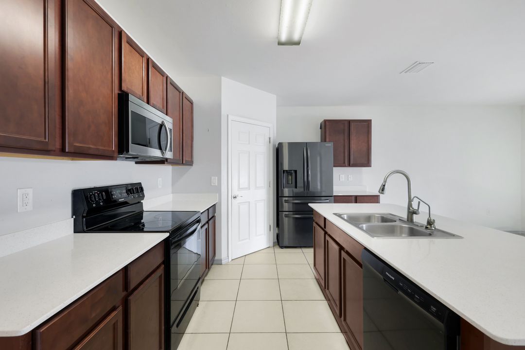 8117 Sandpiper Rd, Fort Myers, FL 33967