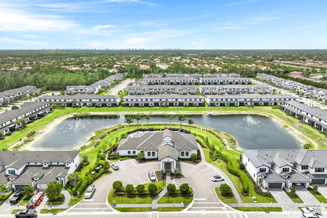 7473 Rockefeller Dr, Naples, FL 34119