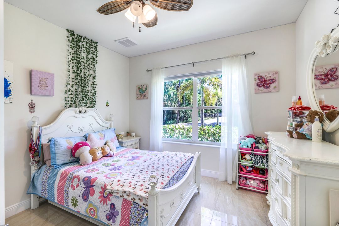 575 12th Ave NW, Naples, FL 34120