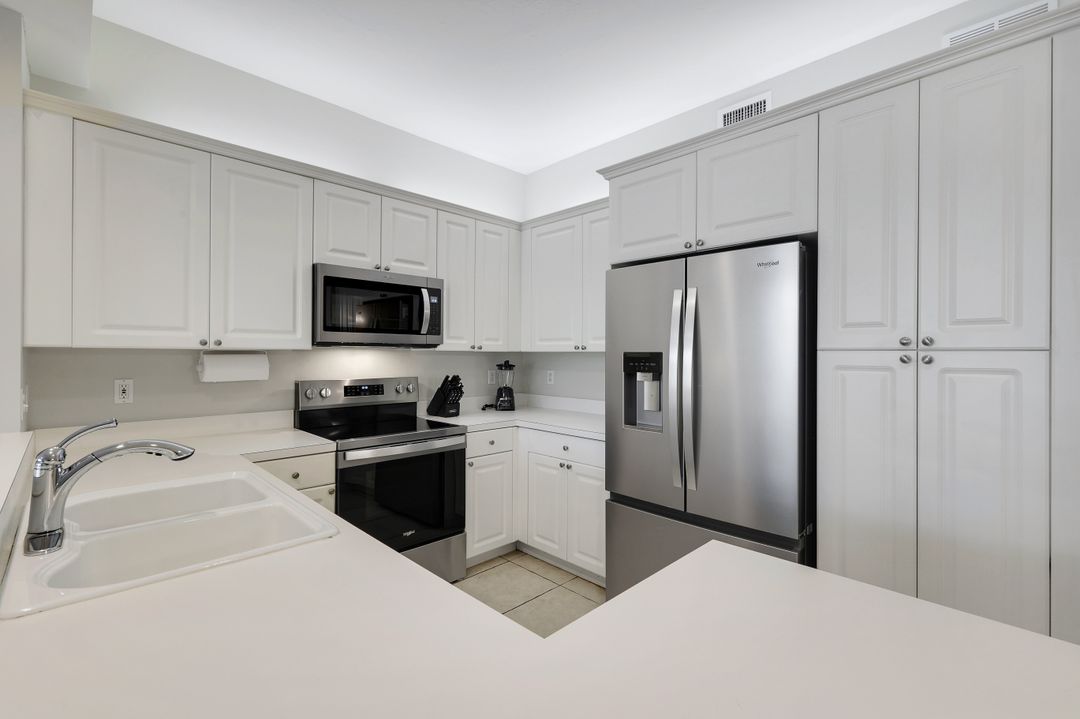 460 Launch Cir #202, Naples, FL 34108