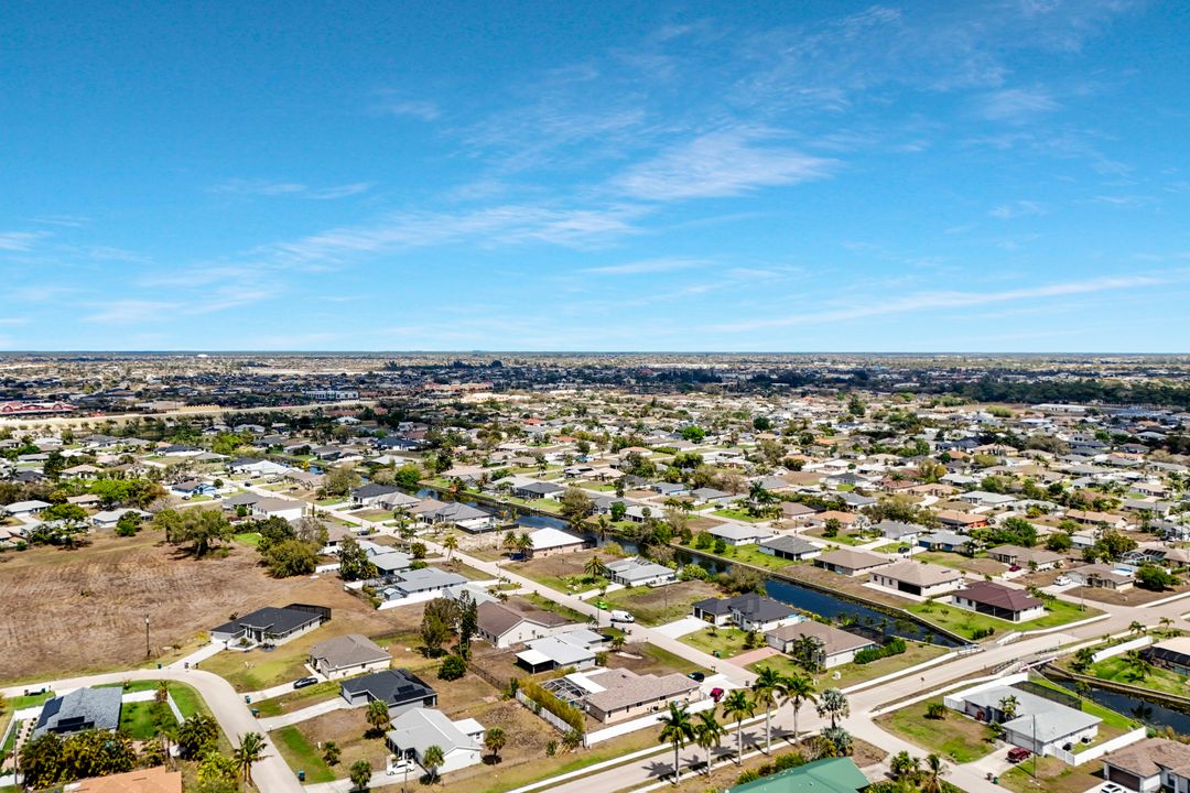 909 SW 11th Ct, Cape Coral, FL 33991