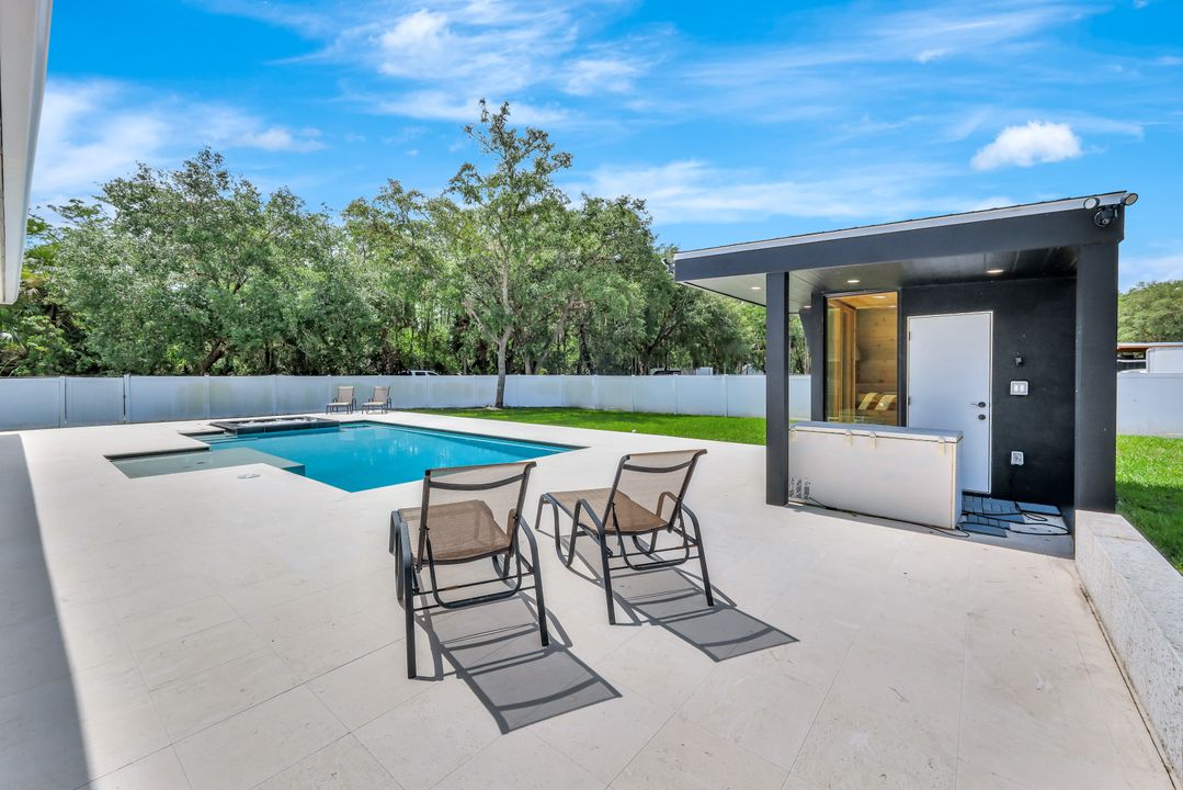 140 37th Ave NW, Naples, FL 34120