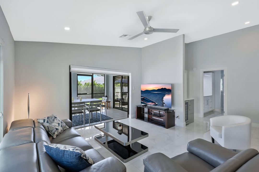 532 103rd Ave N, Naples, FL 34108