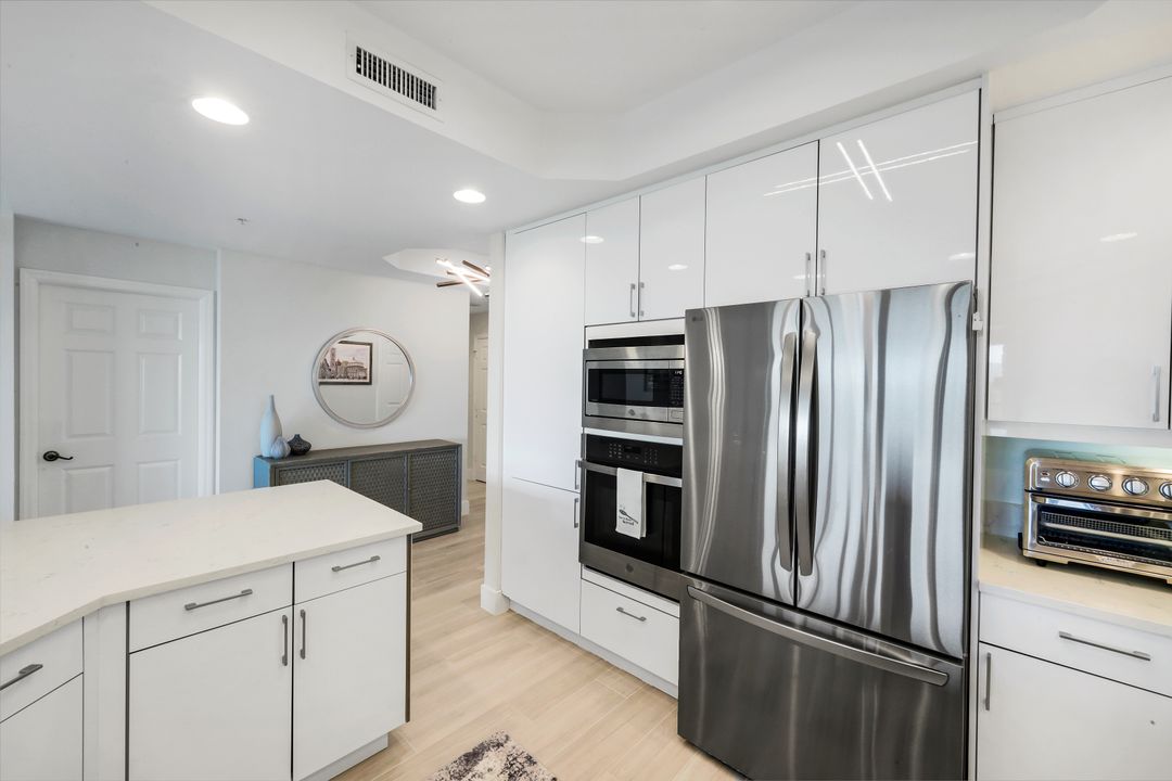 425 Cove Tower Dr #403, Naples, FL 34110