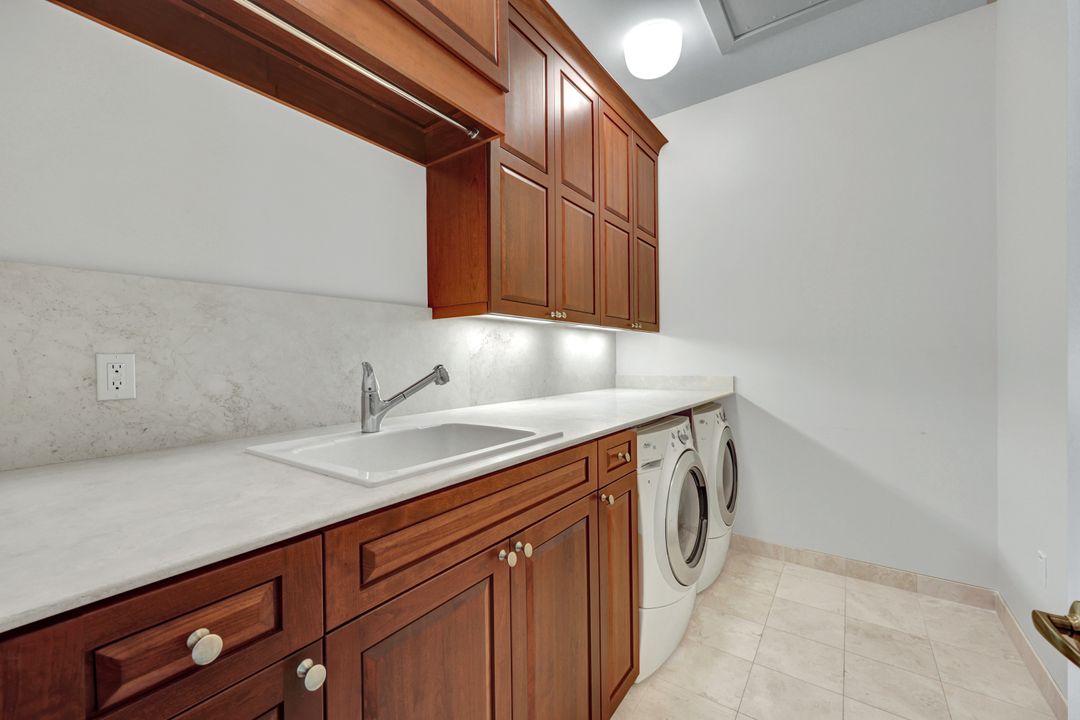 8840 Mariposa Ct, Naples, FL 34113
