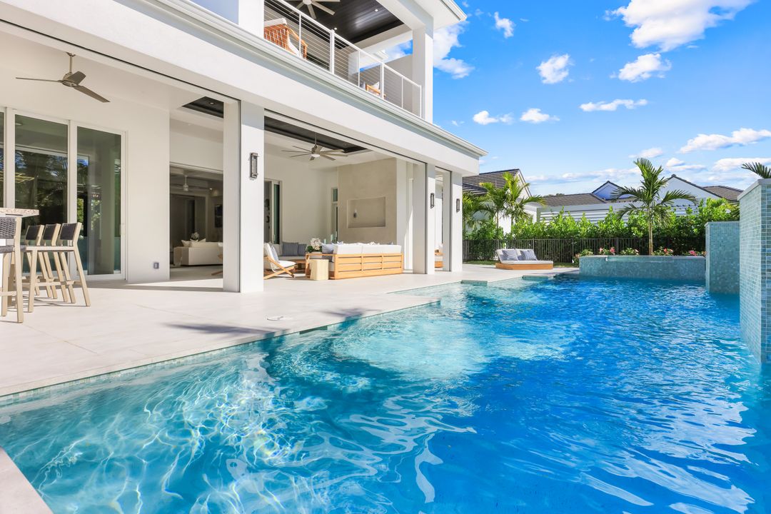 726 Riviera Dr, Naples, FL 34103