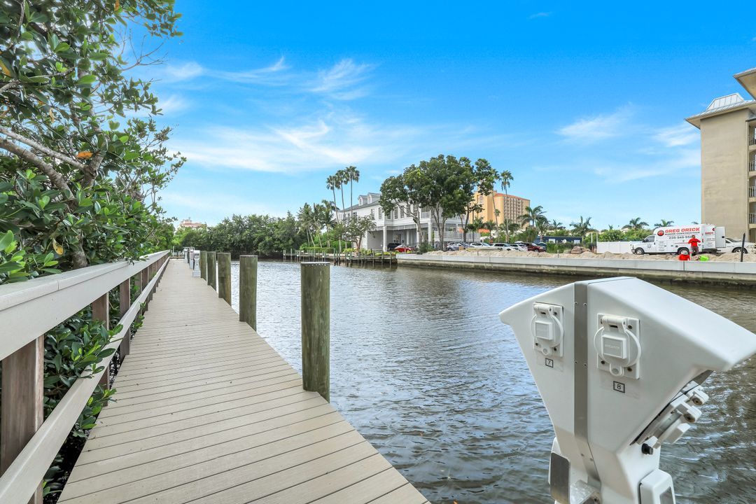 435 Launch Cir, Naples, FL 34108