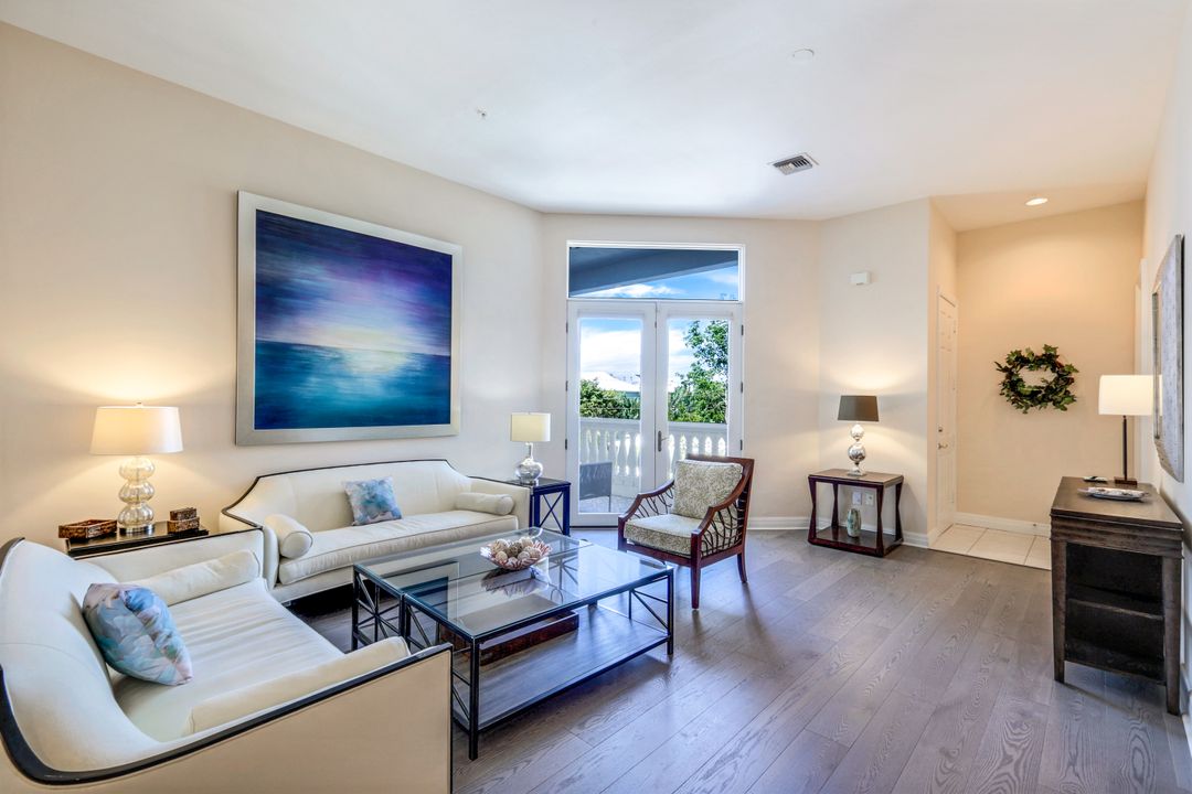 375 5th Ave S #305, Naples, FL 34102