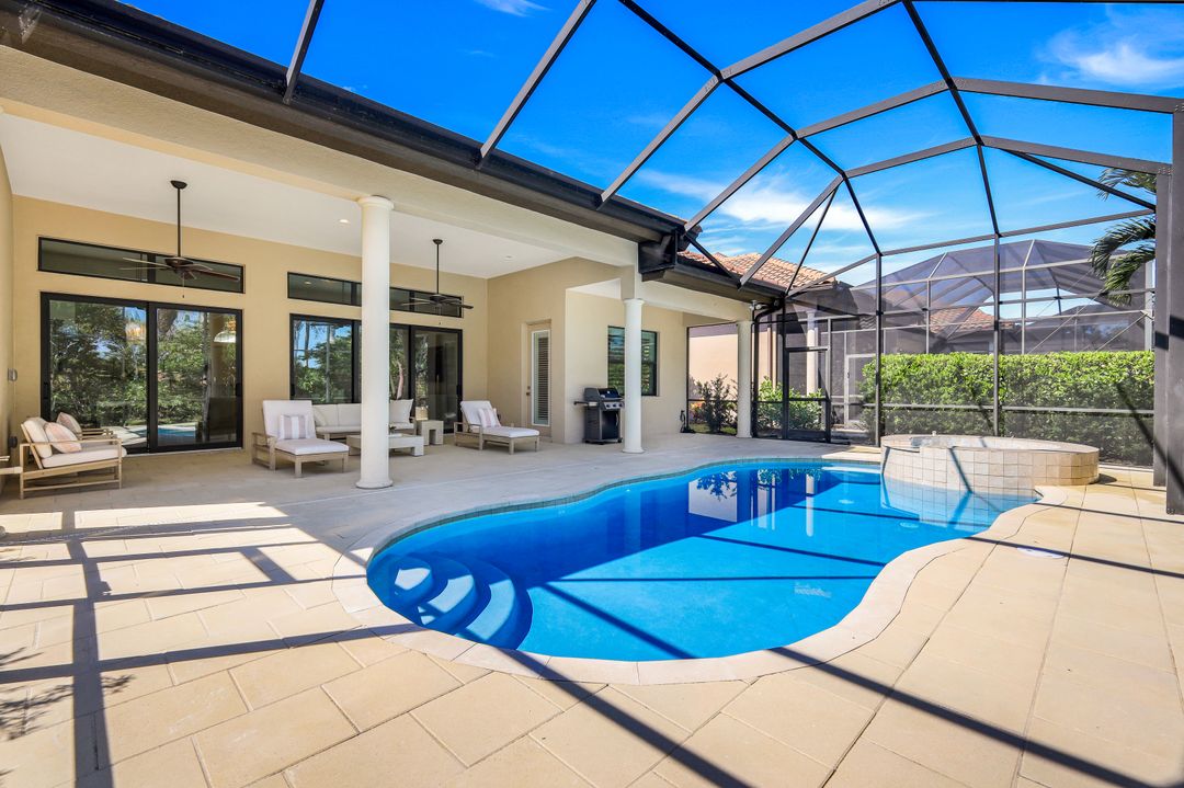 7319 Lantana Cir, Naples, FL 34119