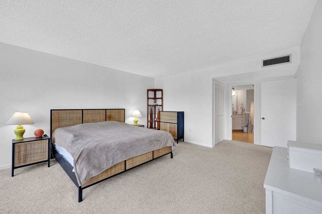955 Palm View Dr #307, Naples, FL 34110