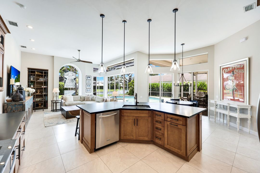 7998 Beaumont Ct, Naples, FL 34109