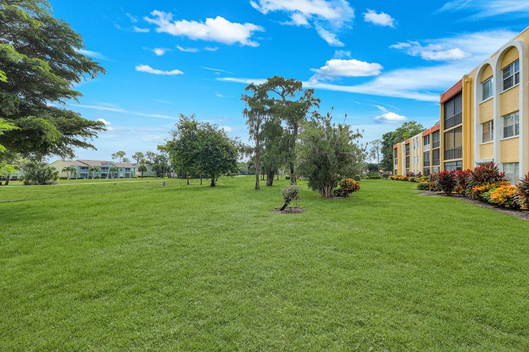 1084 Forest Lake Dr #304, Naples, FL 34105