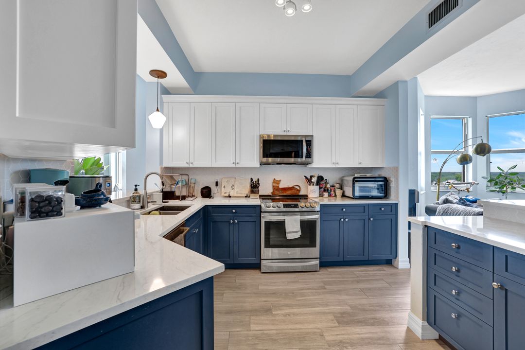 410 Flagship Dr #906, Naples, FL 34108
