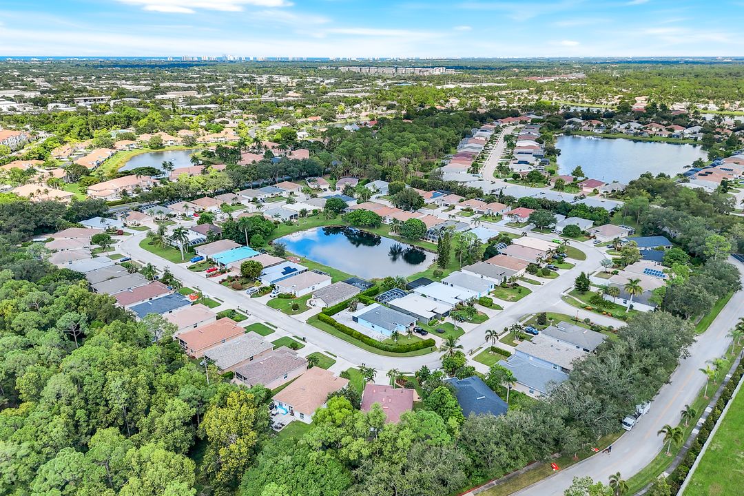 200 Stanhope Cir, Naples, FL 34104