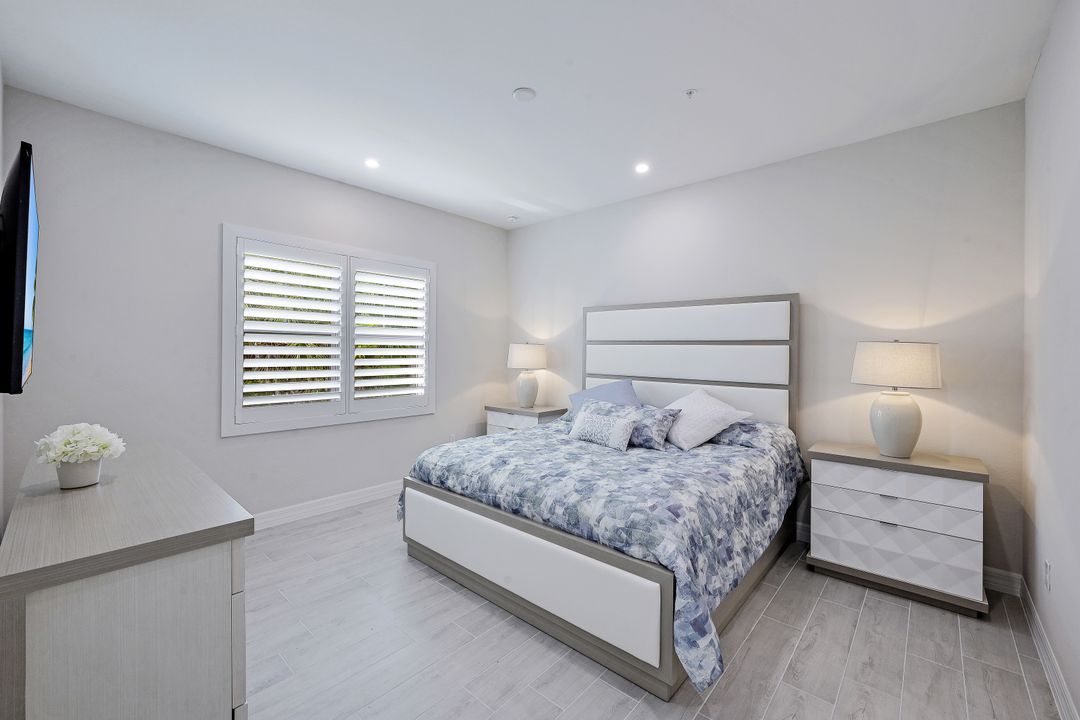 250 Indies Dr E  #202, Naples, FL 34114