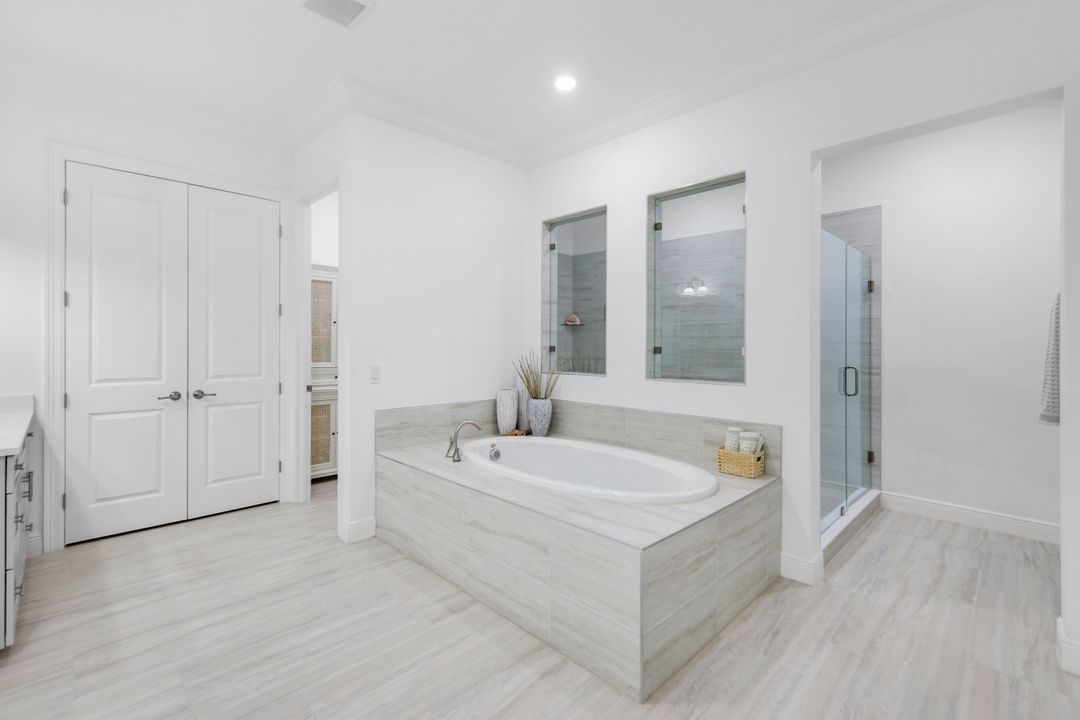2472 Breakwater Wy #11-202, Naples, FL 34112
