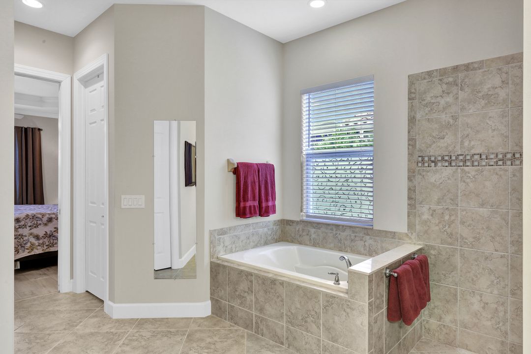 9111 Graphite Cir, Naples, FL 34120