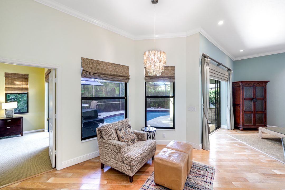 302 Sawgrass Ct, Naples, FL 34110