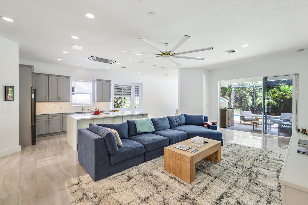 6072 Highwood Park Ln, Naples, FL 34110