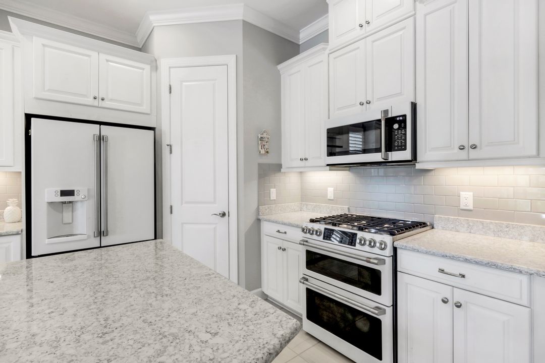 8396 Promoso Ct, Naples, FL 34114