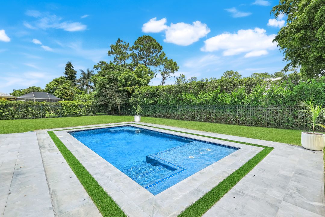 2319 Queens Way, Naples, FL 34112