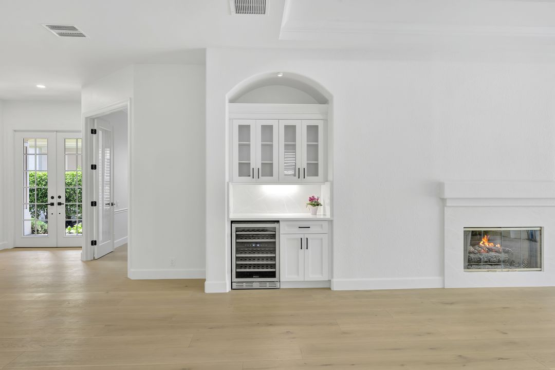 9209 Troon Lakes Dr, Naples, FL 34109