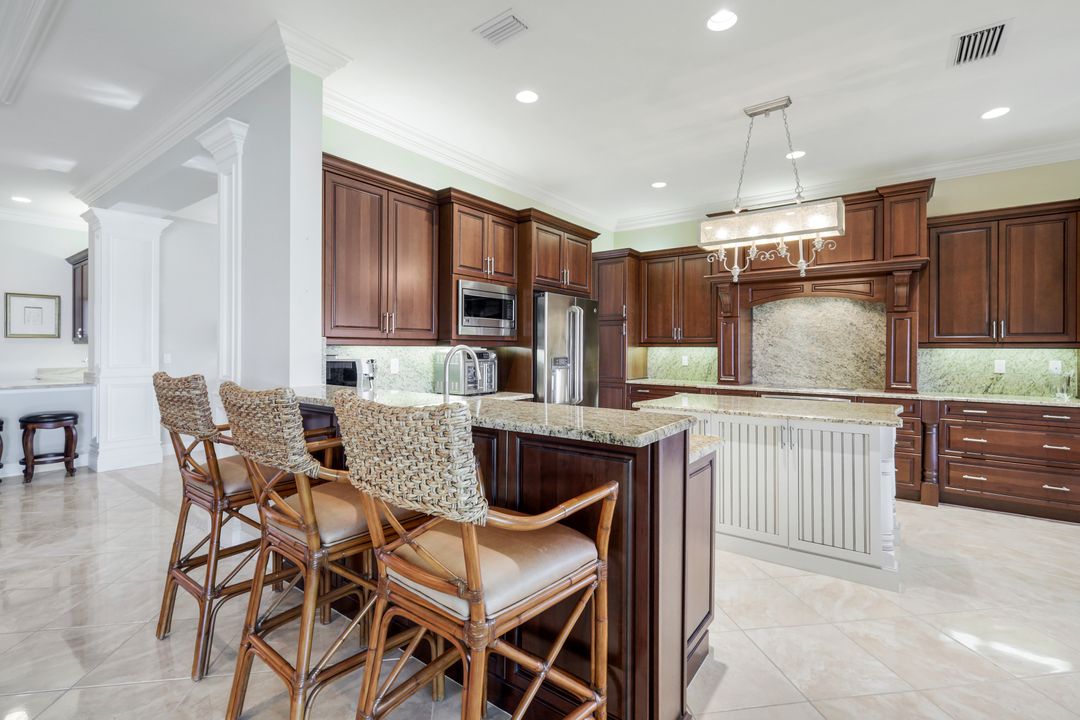 2915 Cinnamon Bay Cir, Naples, FL 34119