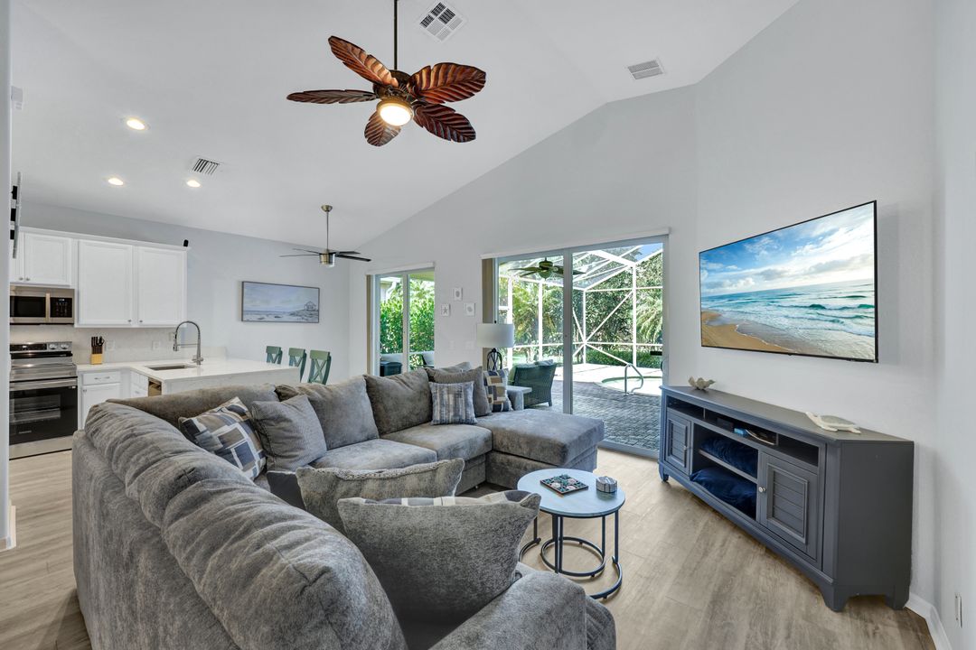 227 Glen Eagle Cir, Naples, FL 34104
