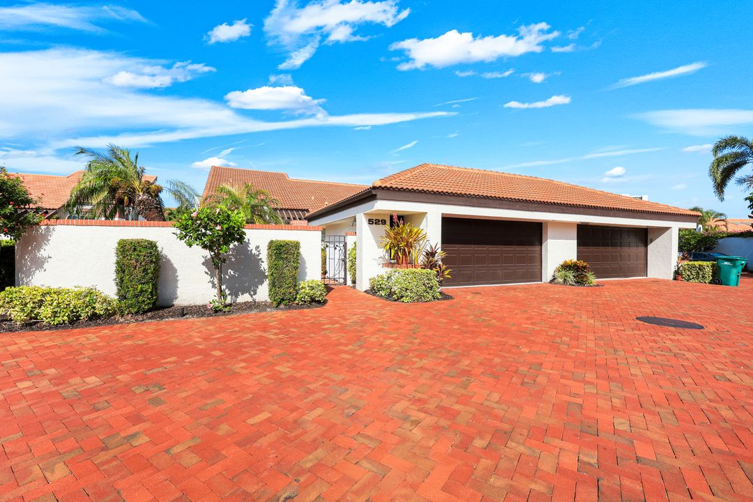 529 Bay Villas Ln, Naples, FL 34108