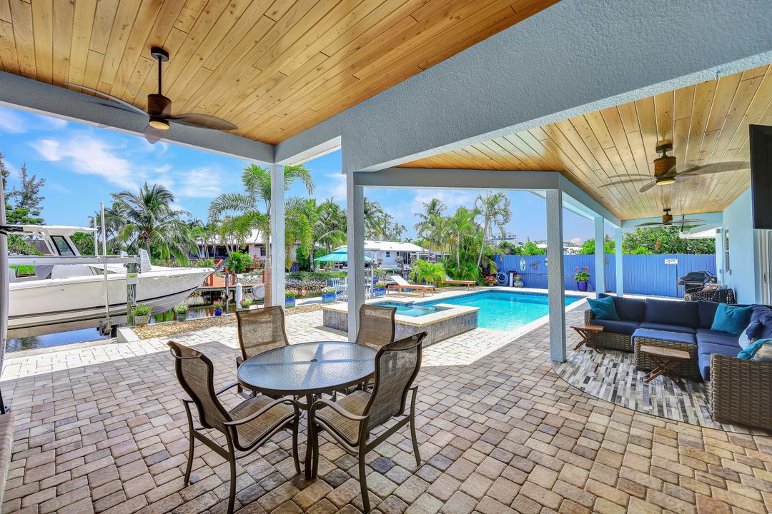 2631 Riverview Dr, Naples, FL 34112