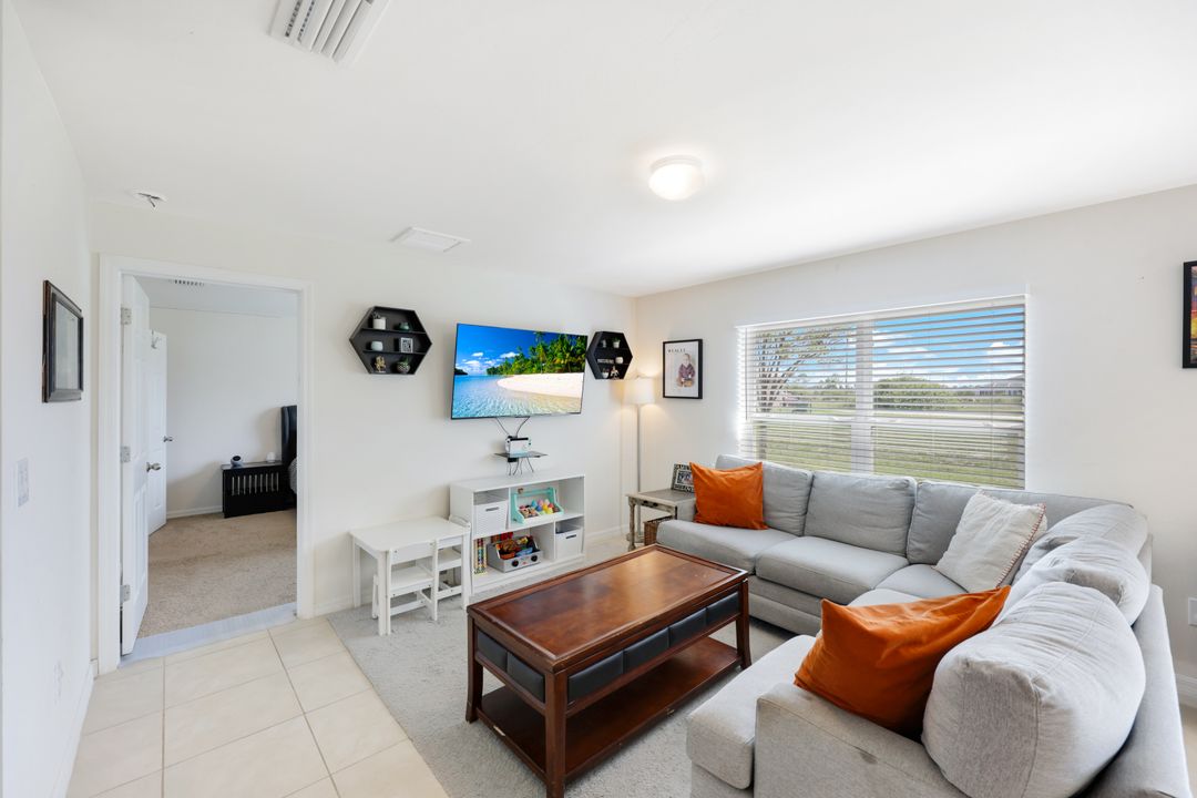 4424 NE 10th Ct, Cape Coral, FL 33909