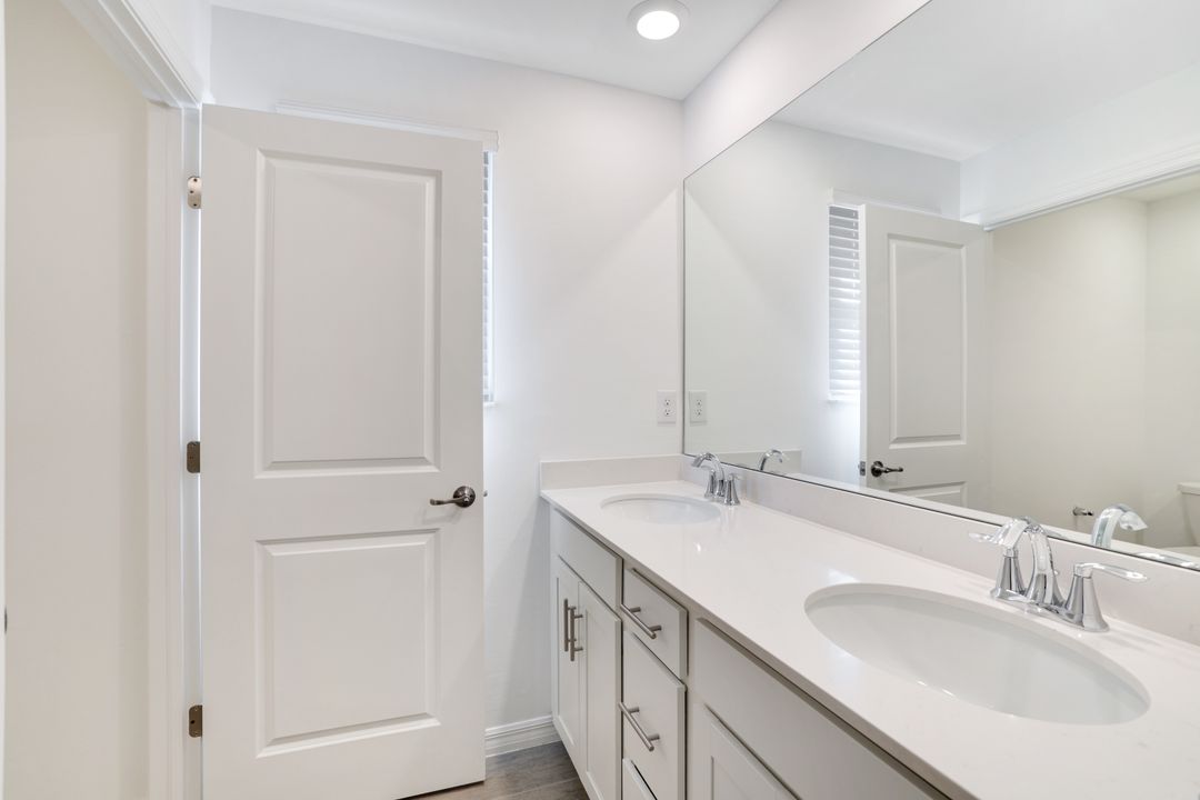 2253 Avocado Ln, Naples, FL 34120