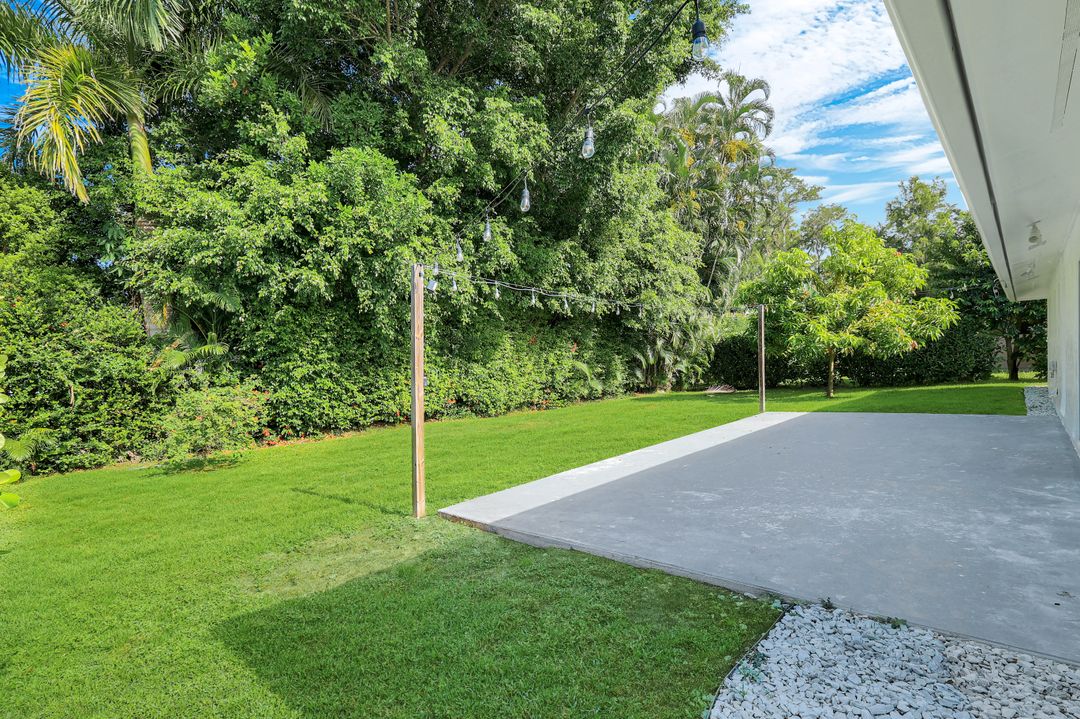 939 Bluebird St, Naples, FL 34104