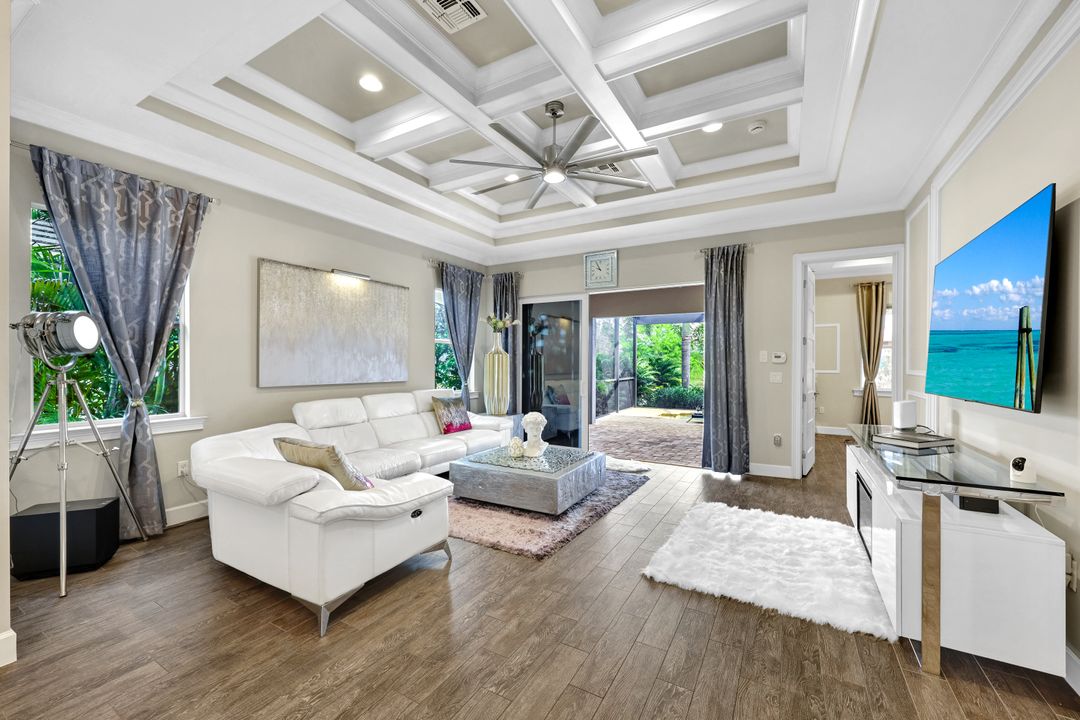 6927 Cay Ct, Naples, FL 34113