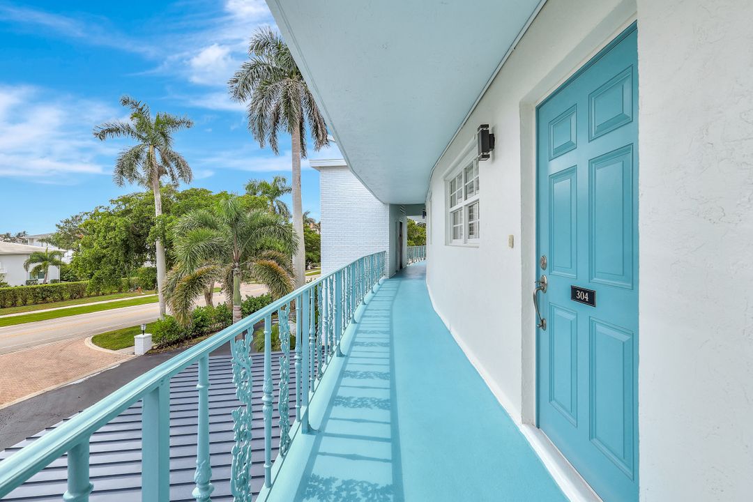 383 Harbour Dr #304, Naples, FL 34103