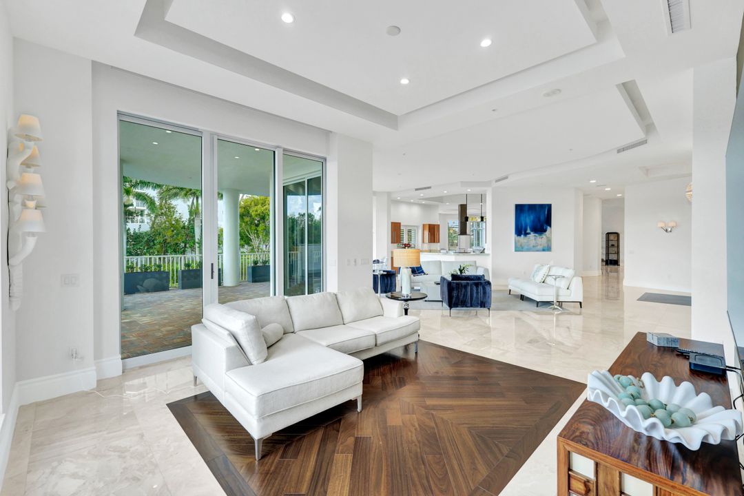 13675 Vanderbilt Dr #210, Naples, FL 34110