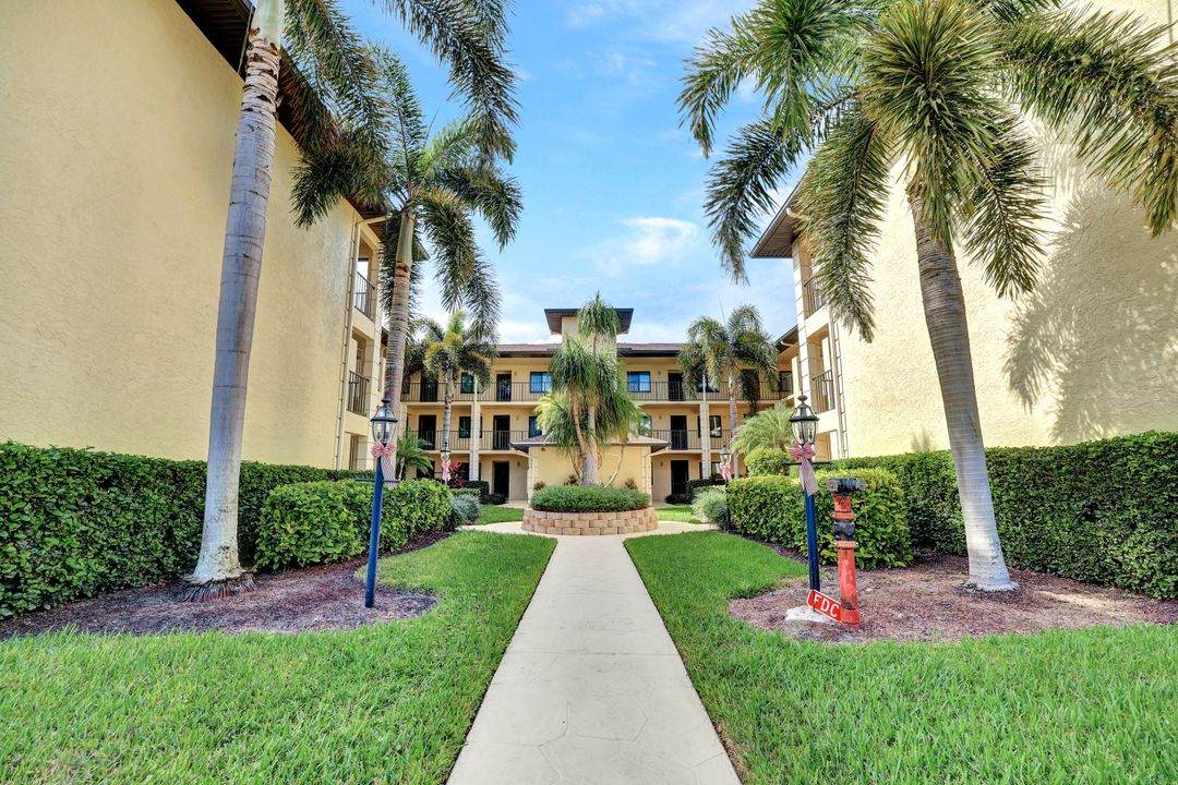 228 Fox Glen Dr #3203, Naples, FL 34104