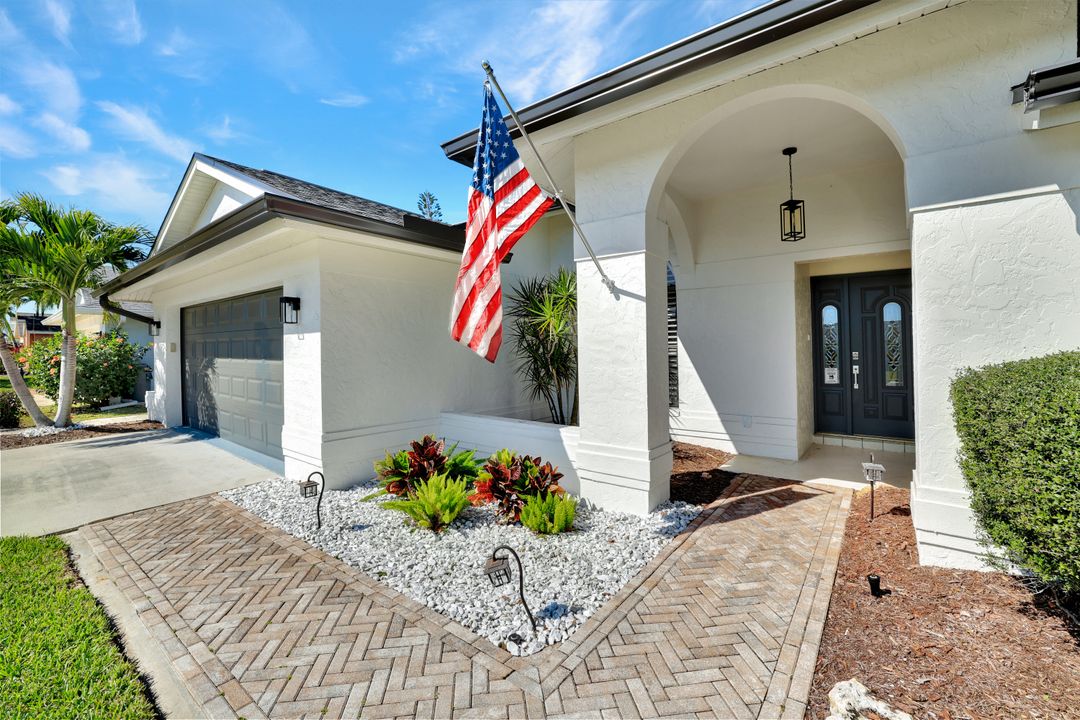 10631 Regent Cir, Naples, FL 34109