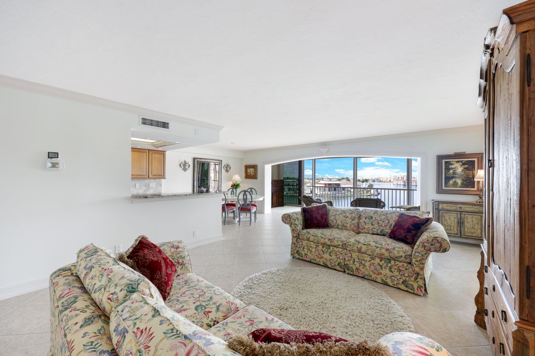 250 Park Shore Dr, Naples, FL 34103