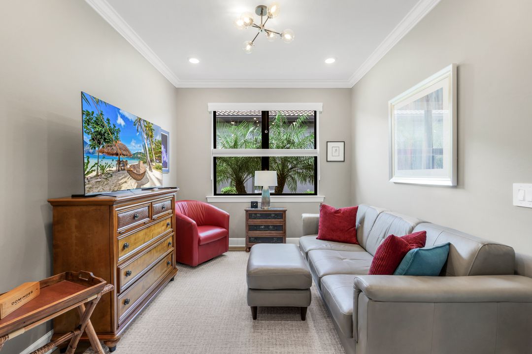 9721 Everglades Dr, Naples, FL 34120