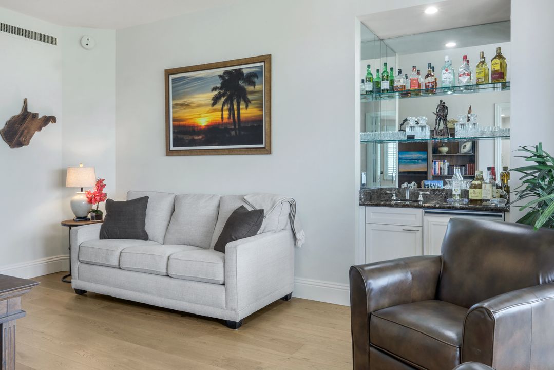 81 Seagate Dr, Naples, FL 34103