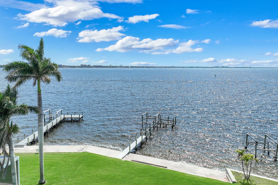 1028 Dolphin Dr, Cape Coral, FL 33904