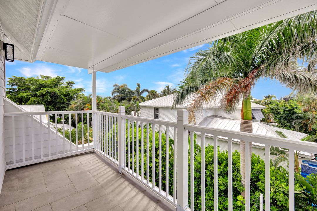 670 8th Ave S, Naples, FL 34102