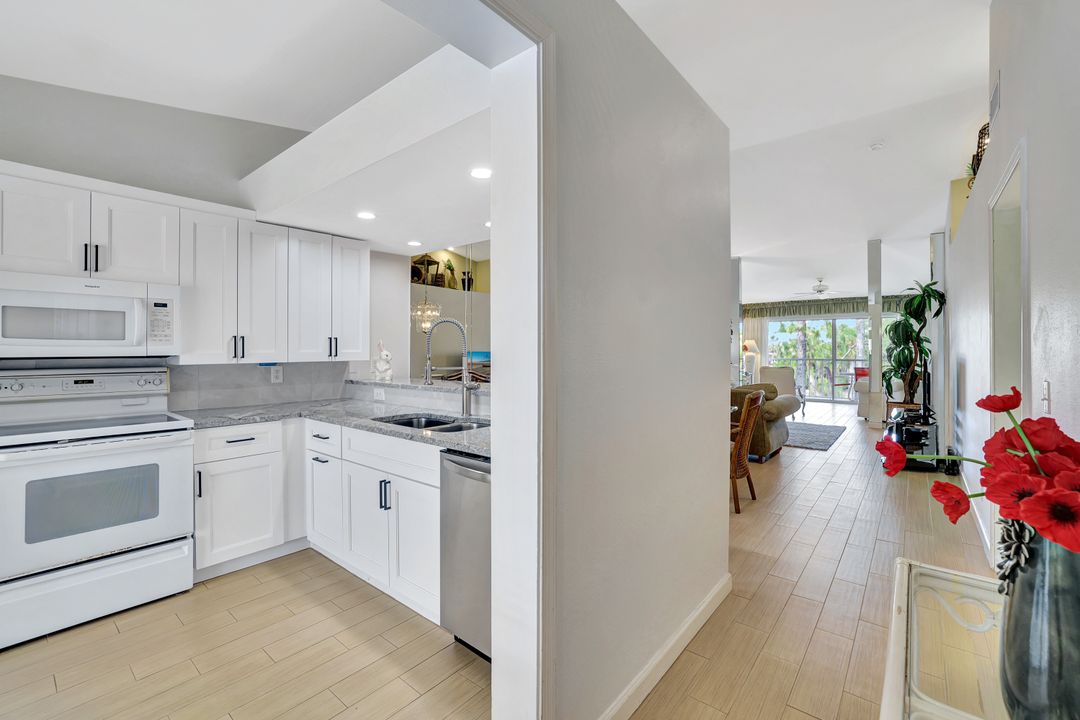 2420 Hidden Lake Dr #8, Naples, FL 34112