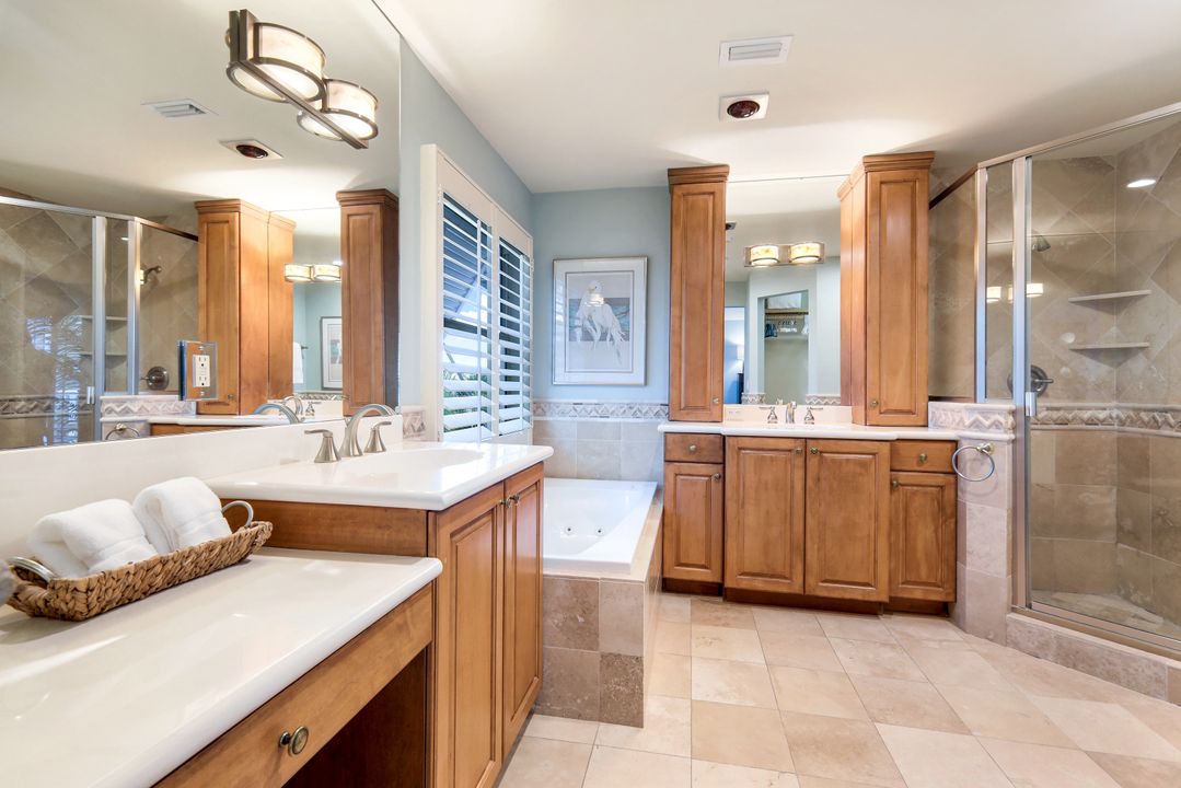 9602 Vanderbilt Dr, Naples, FL 34108