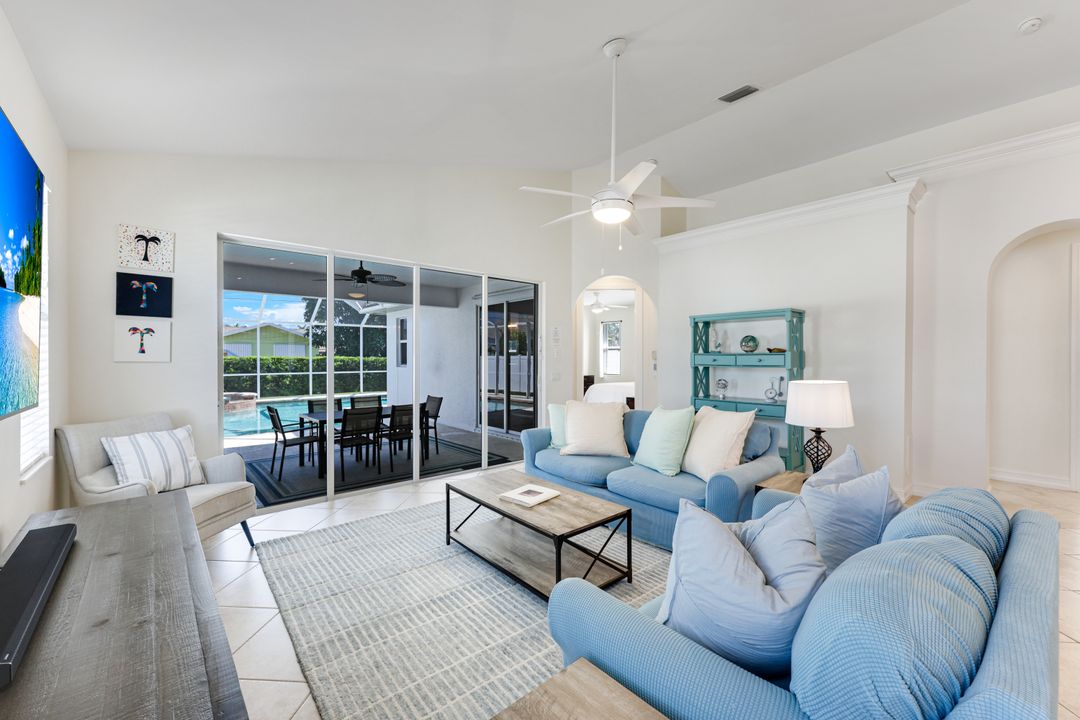587 97th Ave N, Naples, FL 34108