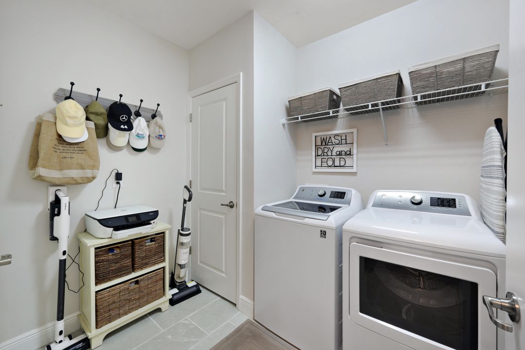 2542 Seychelles Dr #702, Naples, FL 34112